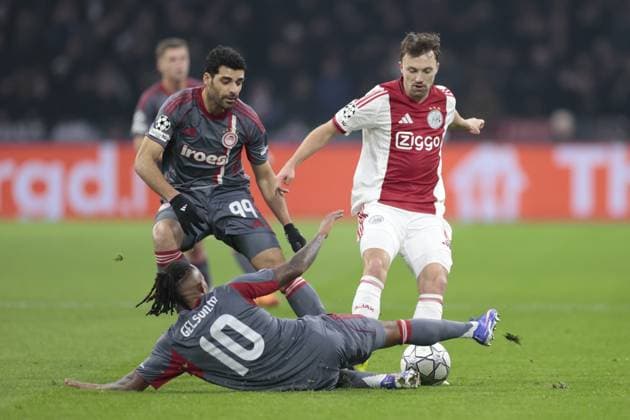 AMSTERDAM , 28-01-2026 , JohanCruijff ArenA , season 2025 2026 , UEFA Champions League football , League phase Matchday 8 , match between Ajax and Olympiacos , picture shows Olympiacos player Gelson Martins, Ajax player Youri Baas Ajax - Olympiacos  x201144890x Copyright: