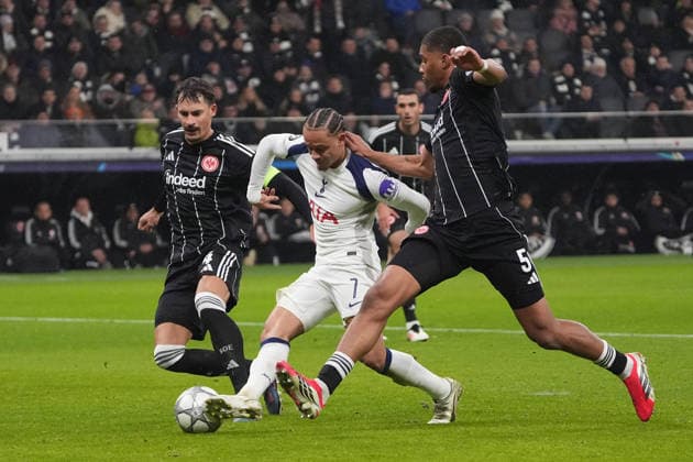 Xavi Simons (Tottenham Hotspur, 7) zieht ab gegen Robin Koch (Eintracht Frankfurt) und Aurele Amenda (Eintracht Frankfurt) - Frankfurt 28.01.2026: Eintracht Frankfurt vs. Tottenham Hotspurs, Deutsche Bank Park, 8. Spieltag Champions League