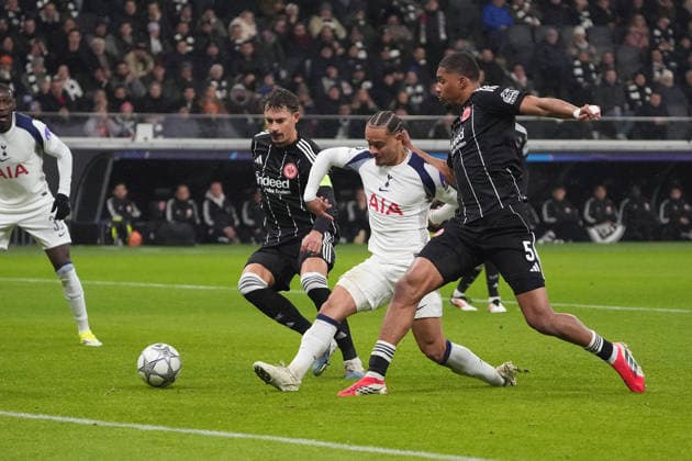 Xavi Simons (Tottenham Hotspur, 7) zieht ab gegen Robin Koch (Eintracht Frankfurt) und Aurele Amenda (Eintracht Frankfurt) - Frankfurt 28.01.2026: Eintracht Frankfurt vs. Tottenham Hotspurs, Deutsche Bank Park, 8. Spieltag Champions League