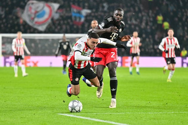 UEFA Champions League; PSV Eindhoven - FC Bayern München; 28.01.2026 EINDHOVEN, NETHERLANDS - 28. JANUARY: im Duell Sergino DEST (PSV Eindhoven 8) und Dayot UPAMECANO (FC Bayern Munich 2) während dem Match zwischen PSV Eindhoven und dem FC Bayern München am 8. Spieltag der UEFA Champions League Gruppenphase im Philips Stadion Copyright: xBEAUTIFULxSPORTS Goldbergx