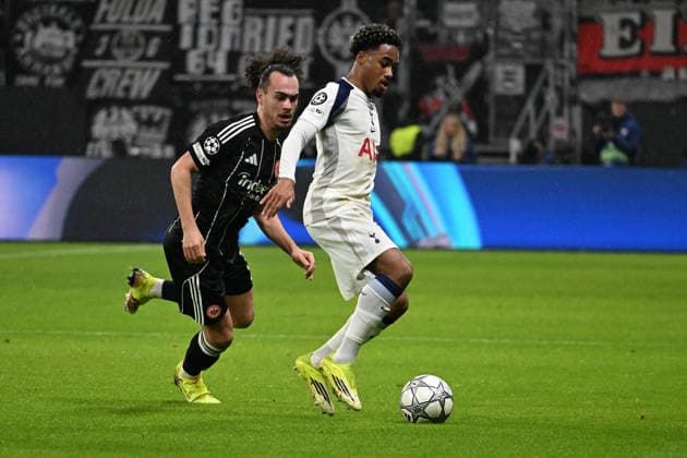 28.01.2026, xsltx, Fussball UEFA Champions League, Eintracht Frankfurt - Tottenham Hotspur v.l. Arthur Theate (Eintracht Frankfurt) Wilson Odobert (Tottenham Hotspur) Zweikampf, Aktion, action, battle for the ball (DFL DFB REGULATIONS PROHIBIT ANY USE OF PHOTOGRAPHS as IMAGE SEQUENCES and or QUASI-VIDEO) Frankfurt am Main