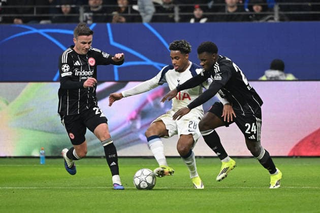 28.01.2026, xjhx, Fussball UEFA Champions League, Eintracht Frankfurt - Tottenham Hotspur v.l. Mario Götze Goetze (Eintracht Frankfurt) Wilson Odobert (Tottenham Hotspur) AurÃ lio Buta (Eintracht Frankfurt) Zweikampf, Aktion, action, battle for the ball Frankfurt am Main