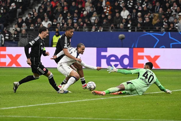 28.01.2026, xjhx, Fussball UEFA Champions League, Eintracht Frankfurt - Tottenham Hotspur v.l. Robin Koch (Eintracht Frankfurt) Aurele Amenda (Eintracht Frankfurt) Xavi Simons (Tottenham Hotspur) Kaua Santos (Eintracht Frankfurt) Zweikampf, Aktion, action, battle for the ball Frankfurt am Main