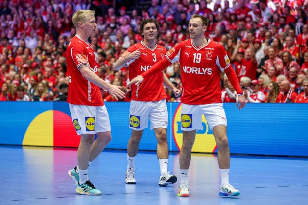 28.01.2026, Handball, Men s EHF EURO 2026, Dänemark - Norwegen, Jyske Bank Boxen in Herning, Dänemark, Main Round: Magnus Saugstrup Jensen (Denmark 15) Niclas Vest Kirkelokke (Denmark 03) Mathias Gidsel (Denmark 19) jubelnd Dänemark