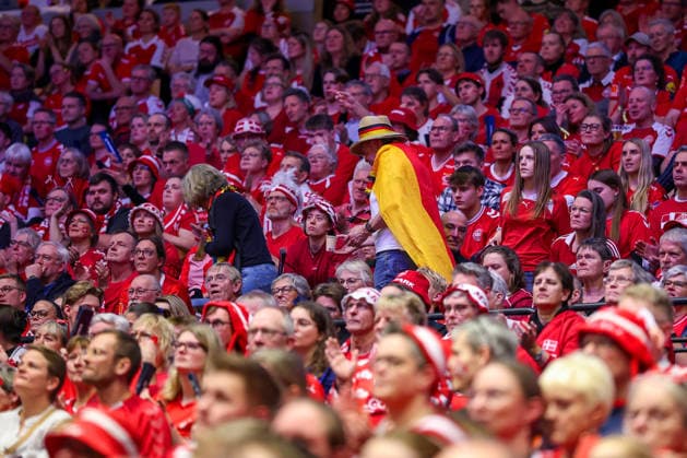 28.01.2026, Handball, Men s EHF EURO 2026, Dänemark - Norwegen, Jyske Bank Boxen in Herning, Dänemark, Main Round: Deutsche Fans suchen sich den Weg durch die Massen an Dänischen fans auf der Tribüne Dänemark