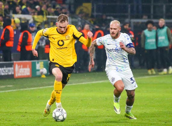 Fussball UEFA Champions League 2025 26, 8. Spieltag Ligaphase - Borussia Dortmund vs Inter Mailand - Signal Iduna Park-Stadion (Dortmund): Maximilian Beier (Borussia Dortmund, 14) Federico Dimarco (Inter Mailand, 32) Dortmund Copyright: xAymanxAlahmedx