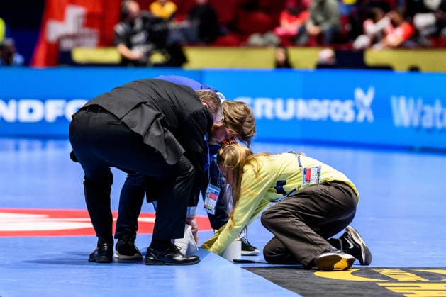 260128 The floor is being repaired during the EHF European Handball Championship main round match between Switzerland and Sweden on January 28, 2026 in Malmö. Photo: Petter Arvidson BILDBYRAN kod PA PA1145 handball handboll handball handbolls-em 2026 schweiz sverige sweden ehf european handball championship switzerland bbeng Copyright: PETTERxARVIDSON BB260128PA178