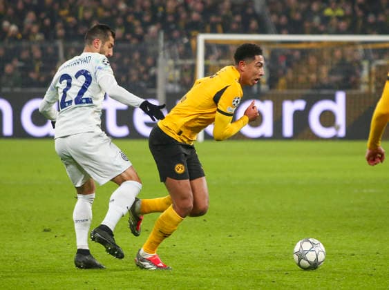Fussball UEFA Champions League 2025 26, 8. Spieltag Ligaphase - Borussia Dortmund vs Inter Mailand - Signal Iduna Park-Stadion (Dortmund): Jobe Bellingham (Borussia Dortmund, 7) Henrikh Mkhitaryan (Inter Mailand, 22) Dortmund Copyright: xAymanxAlahmedx