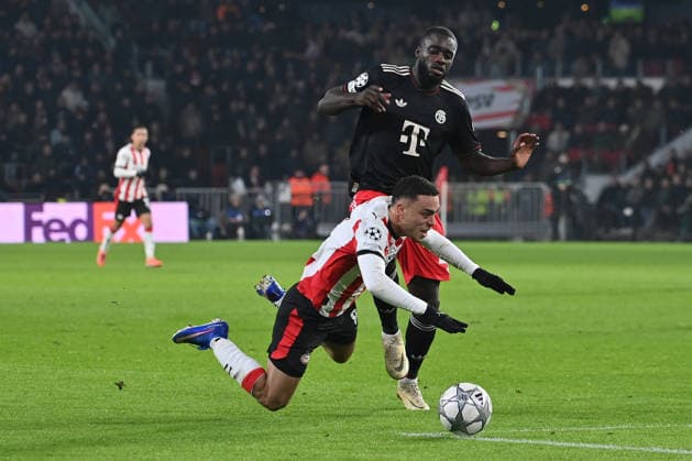 28.01.2026, xjrdrx, Fussball UEFA Champions League, PSV Eindhoven - FC Bayern Muenchen v.l. Sergino Dest (PSV Eindhoven) Dayot Upamecano (FC Bayern Muenchen) Zweikampf, Aktion, action, battle for the ball (DFL DFB REGULATIONS PROHIBIT ANY USE OF PHOTOGRAPHS as IMAGE SEQUENCES and or QUASI-VIDEO) Eindhoven