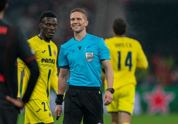 Espen Eskas (Referee) Bayer 04 Leverkusen - FC Villareal, Leverkusen, BayArena, 28.01.2026, GER, Herren, UEFA Champions League, Season 2025-2026 UEFA regulations prohibit any use of photographs as image sequences and or quasi-video. Copyright: HMBxMedia xMarcoxBader