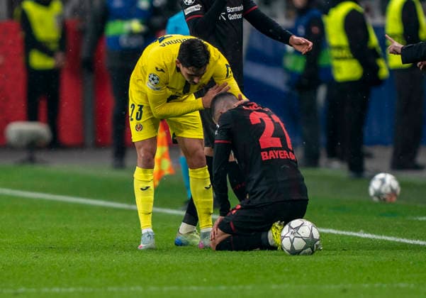 Sergi Cardona (FC Villareal, 23) entschuldigt sich bei Lucas VAZQUEZ (Bayer 04 Leverkusen, 21) der nach einem Foul am Boden kniet Bayer 04 Leverkusen - FC Villareal, Leverkusen, BayArena, 28.01.2026, GER, Herren, UEFA Champions League, Season 2025-2026 UEFA regulations prohibit any use of photographs as image sequences and or quasi-video. Copyright: HMBxMedia xMarcoxBader