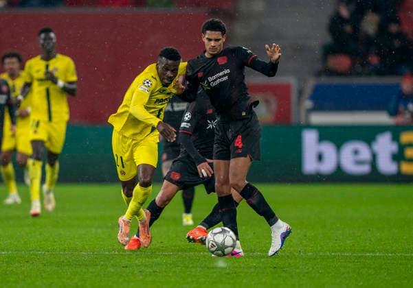 Zweikampf zwischen: duel between: Tani Oluwaseyi (FC Villareal, 21) and Jarell QUANSAH (Bayer 04 Leverkusen, 4) Bayer 04 Leverkusen - FC Villareal, Leverkusen, BayArena, 28.01.2026, GER, Herren, UEFA Champions League, Season 2025-2026 UEFA regulations prohibit any use of photographs as image sequences and or quasi-video. Copyright: HMBxMedia xMarcoxBader
