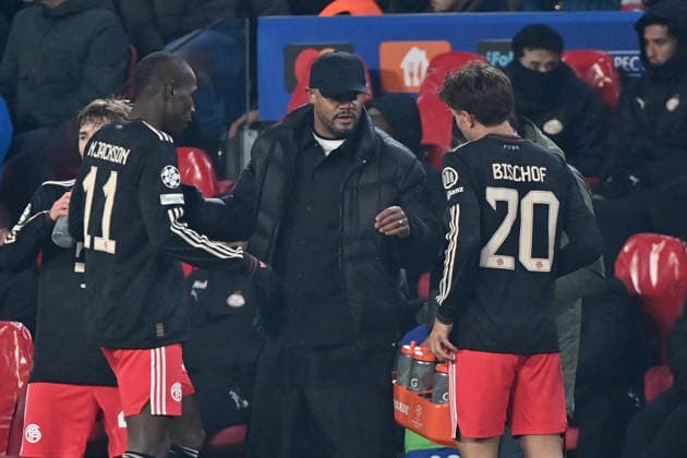 28.01.2026, xjrdrx, Fussball UEFA Champions League, PSV Eindhoven - FC Bayern Muenchen v.l. Nicolas Jackson (FC Bayern Muenchen) Trainer head coach Vincent Kompany (FC Bayern Muenchen) Tom Bischof (FC Bayern Muenchen) (DFL DFB REGULATIONS PROHIBIT ANY USE OF PHOTOGRAPHS as IMAGE SEQUENCES and or QUASI-VIDEO) Eindhoven