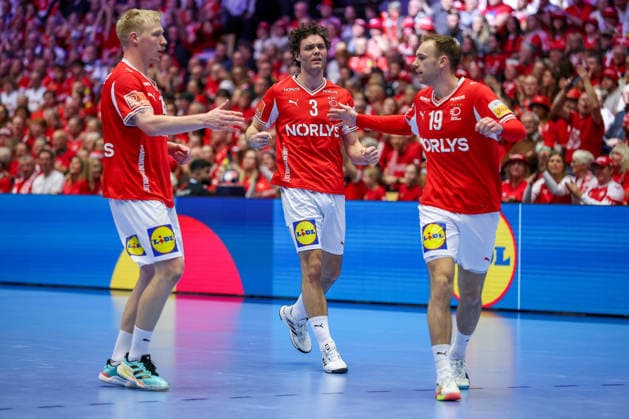 28.01.2026, Handball, Men s EHF EURO 2026, Dänemark - Norwegen, Jyske Bank Boxen in Herning, Dänemark, Main Round: Magnus Saugstrup Jensen (Denmark 15) Niclas Vest Kirkelokke (Denmark 03) Mathias Gidsel (Denmark 19) jubelnd Dänemark