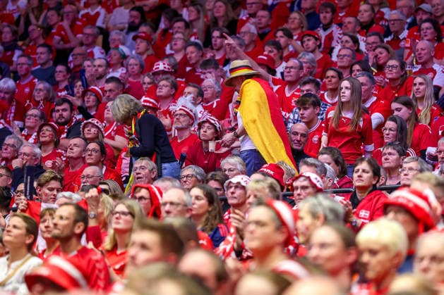 28.01.2026, Handball, Men s EHF EURO 2026, Dänemark - Norwegen, Jyske Bank Boxen in Herning, Dänemark, Main Round: Deutsche Fans suchen sich den Weg durch die Massen an Dänischen fans auf der Tribüne Dänemark