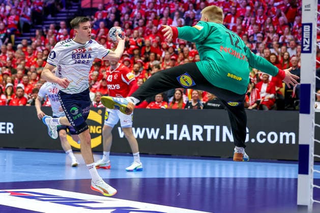 28.01.2026, Handball, Men s EHF EURO 2026, Dänemark - Norwegen, Jyske Bank Boxen in Herning, Dänemark, Main Round: Patrick Helland Anderson (Norway 35) wirft den Ball auf das Tor Emil Nielsen (Denmark 12) Dänemark *** 28 01 2026, Handball, Men s EHF EURO 2026, Denmark Norway, Jyske Bank Boxen in Herning, Denmark, Main Round Patrick Helland Anderson Norway 35 throws the ball on goal Emil Nielsen Denmark 12 Denmark