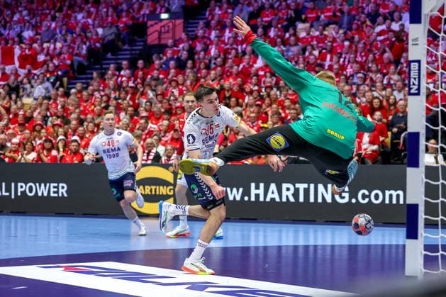 28.01.2026, Handball, Men s EHF EURO 2026, Dänemark - Norwegen, Jyske Bank Boxen in Herning, Dänemark, Main Round: Patrick Helland Anderson (Norway 35) wirft den Ball auf das Tor Emil Nielsen (Denmark 12) Dänemark