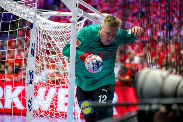 28.01.2026, Handball, Men s EHF EURO 2026, Dänemark - Norwegen, Jyske Bank Boxen in Herning, Dänemark, Main Round: Emil Nielsen (Denmark 12) holt den Ball hinter dem Tor aus dem Netz und stößt sich dabei am Tor den Kopf Dänemark