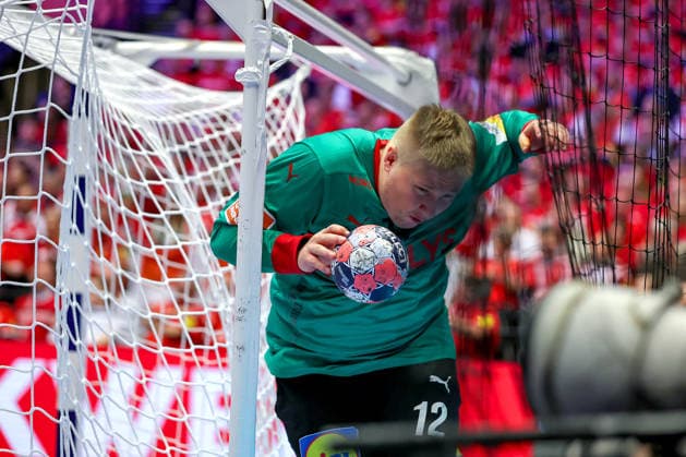 28.01.2026, Handball, Men s EHF EURO 2026, Dänemark - Norwegen, Jyske Bank Boxen in Herning, Dänemark, Main Round: Emil Nielsen (Denmark 12) holt den Ball hinter dem Tor aus dem Netz und stößt sich dabei am Tor den Kopf Dänemark