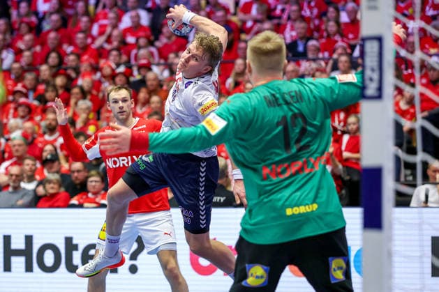 28.01.2026, Handball, Men s EHF EURO 2026, Dänemark - Norwegen, Jyske Bank Boxen in Herning, Dänemark, Main Round: Martin Hernes Hovde (Norway 25) wirft den Ball auf das Tor Emil Nielsen (Denmark 12) Dänemark