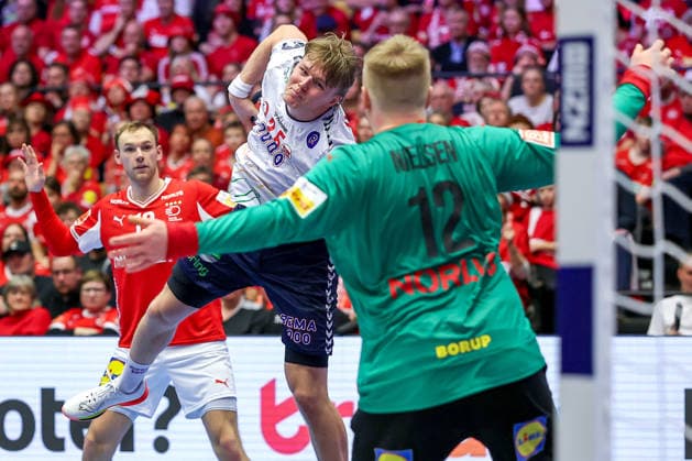 28.01.2026, Handball, Men s EHF EURO 2026, Dänemark - Norwegen, Jyske Bank Boxen in Herning, Dänemark, Main Round: Martin Hernes Hovde (Norway 25) wirft den Ball auf das Tor Emil Nielsen (Denmark 12) Dänemark