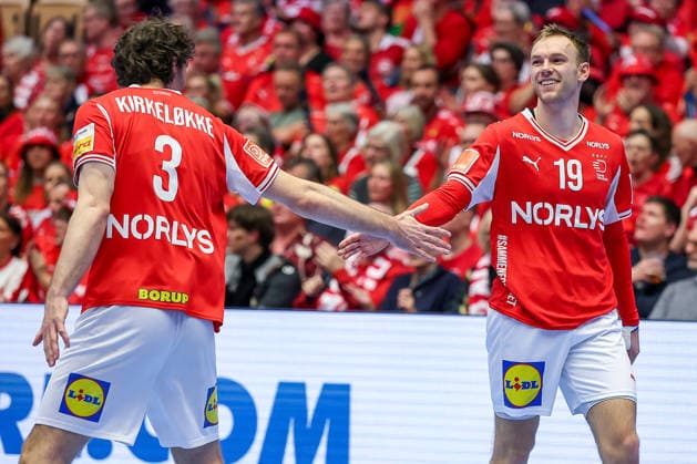 28.01.2026, Handball, Men s EHF EURO 2026, Dänemark - Norwegen, Jyske Bank Boxen in Herning, Dänemark, Main Round: Niclas Vest Kirkelokke (Denmark 03) Mathias Gidsel (Denmark 19) jubelnd Dänemark