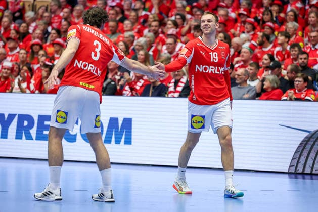 28.01.2026, Handball, Men s EHF EURO 2026, Dänemark - Norwegen, Jyske Bank Boxen in Herning, Dänemark, Main Round: Niclas Vest Kirkelokke (Denmark 03) Mathias Gidsel (Denmark 19) jubelnd Dänemark