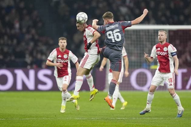 AMSTERDAM , 28-01-2026 , JohanCruijff ArenA , season 2025 2026 , UEFA Champions League football , League phase Matchday 8 , match between Ajax and Olympiacos , picture shows Ajax player Mika Godts, Olympiacos player Christos Mouzakitis Ajax - Olympiacos  x201145320x Copyright: