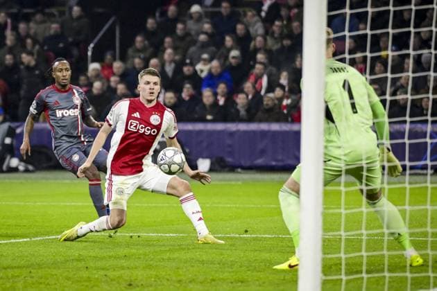 AMSTERDAM (l-r) Anton Gaaei of AFC Ajax and AFC Ajax goalkeeper Vitezslav Jaros during the UEFA Champions League match between AFC Ajax and Olympiakos Piraeus at the Johan Cruijff ArenA on January 28, 2026, in Amsterdam, Netherlands. OLAF KRAAK ANP UEFA Champions League 2025-2026 xVIxANPxSportx xxANPxIVx 548919992 originalFilename: 548919992.jpg