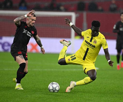 28.01.2025, xophax, Fussball , UEFA Champions League , 2025 2026 , Bayer Leverkusen gegen FC Villarreal. Aleix Garcia ( Bayer 04 Leverkusen ) , links und Diatta Alassanne ( Villarreal ) Leverkusen