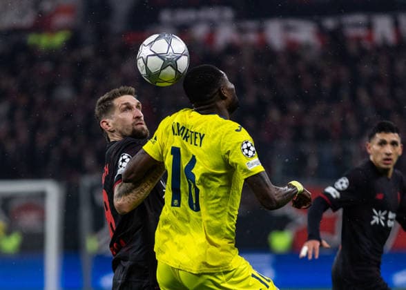 Leverkusen, Bayarena, 28.01.2026: Robert Andrich of Leverkusen challenges Thomas of Villareal during the Championsleague match Bayer 04 Leverkusen vs. FC Villarreal.
