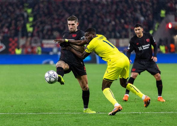 Leverkusen, Bayarena, 28.01.2026: Robert Andrich of Leverkusen challenges Thomas of Villareal during the Championsleague match Bayer 04 Leverkusen vs. FC Villarreal.