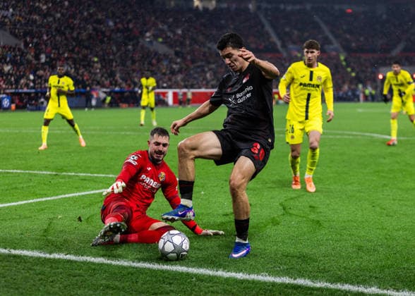 Leverkusen, Bayarena, 28.01.2026: goalkeeper Arnau Tenas of Villareal challenges Ibrahim Maza of Leverkusen during the Championsleague match Bayer 04 Leverkusen vs. FC Villarreal.