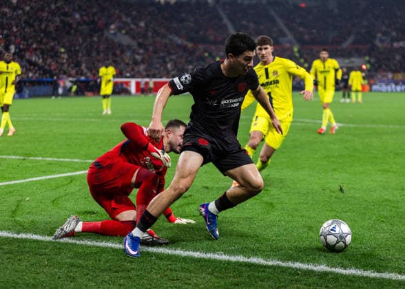 Leverkusen, Bayarena, 28.01.2026: goalkeeper Arnau Tenas of Villareal challenges Ibrahim Maza of Leverkusen during the Championsleague match Bayer 04 Leverkusen vs. FC Villarreal.