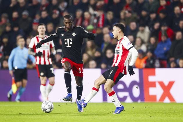 EINDHOVEN - (l-r) Nicolas Jackson of FC Bayern Munich, Sergino Dest of PSV Eindhoven during the UEFA Champions League match between PSV Eindhoven and FC Bayern Munich at the Phillips Stadium on January 28, 2026, in Eindhoven, Netherlands. SEM VAN DER WAL ANP UEFA Champions League 2025-2026 xVIxANPxSportx xxANPxIVx 548920052 originalFilename: 548920052.jpg