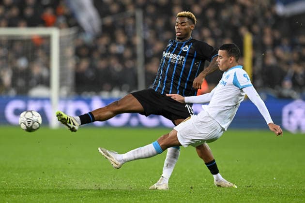 260127 Club Brugge vs Marseille Raphael Onyedika (15) of Club Brugge defending on Mason Greenwood (10) of Marseille during the Uefa Champions League 8th matchday in the League phase game in season 2025 - 2026 between Club Brugge KV and Olympique de Marseille on January 28 , 2026 in Brugge, Belgium. (Photo by David Catry Isosport) Brugge Belgium  Copyright: xDavidxCatryx 20260128DC2_8166