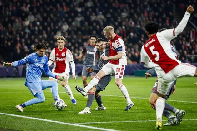 AMSTERDAM (l-r) Olympiacos goalkeeper Kostas Tzolakis, Davy Klaassen of Ajax during the UEFA Champions League match between AFC Ajax and Olympiacos Piraeus at the Johan Cruijff ArenA on January 28, 2026, in Amsterdam, Netherlands. KOEN VAN WEEL ANP UEFA Champions League 2025-2026 xVIxANPxSportx xxANPxIVx 548920124 originalFilename: 548920124.jpg
