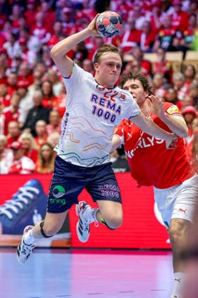 28.01.2026, Handball, Men s EHF EURO 2026, Dänemark - Norwegen, Jyske Bank Boxen in Herning, Dänemark, Main Round: Tobias Schjolberg Grondahl (Norway 22) im Zweikampf gegen Niclas Vest Kirkelokke (Denmark 03) Dänemark
