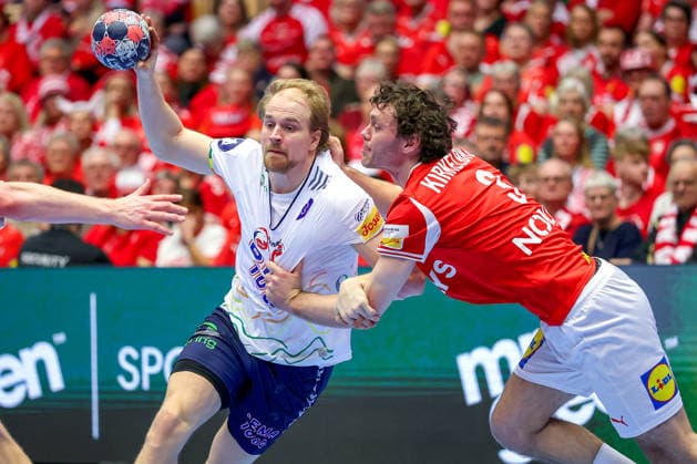 28.01.2026, Handball, Men s EHF EURO 2026, Dänemark - Norwegen, Jyske Bank Boxen in Herning, Dänemark, Main Round: Magnus Fredriksen (Norway 29) im Zweikampf gegen Niclas Vest Kirkelokke (Denmark 03) Dänemark