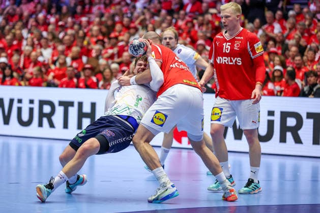 28.01.2026, Handball, Men s EHF EURO 2026, Dänemark - Norwegen, Jyske Bank Boxen in Herning, Dänemark, Main Round: Thomas Alfred Solstad (Norway 32) wird von Simon Hald Jensen (Denmark 34) festgemacht Dänemark