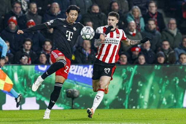 EINDHOVEN , 28-01-2026 , Philips Stadium , season 2025 2026 , UEFA Champions League football , League phase matchday 8 , match between PSV and Bayern Munchen , picture shows Bayern Munchen player Hiroki Ito and PSV player Dennis Man PSV - Bayern Munchen  x201145506x Copyright: