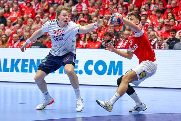 28.01.2026, Handball, Men s EHF EURO 2026, Dänemark - Norwegen, Jyske Bank Boxen in Herning, Dänemark, Main Round: Martin Hernes Hovde (Norway 25) im Zweikampf gegen Mads Hoxer Hangaard (Denmark 38) Dänemark