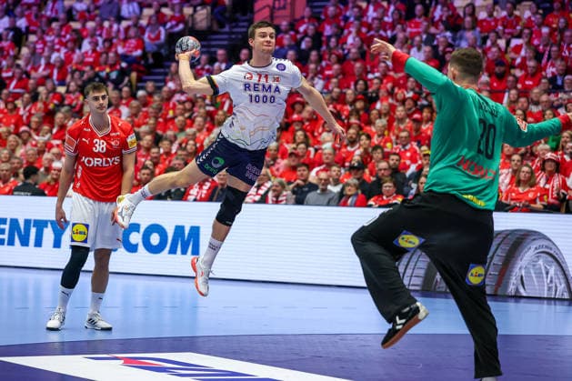 28.01.2026, Handball, Men s EHF EURO 2026, Dänemark - Norwegen, Jyske Bank Boxen in Herning, Dänemark, Main Round: Petter overby (Norway 11) wirft den Ball auf das Tor Kevin Moller (Denmark 20) Dänemark