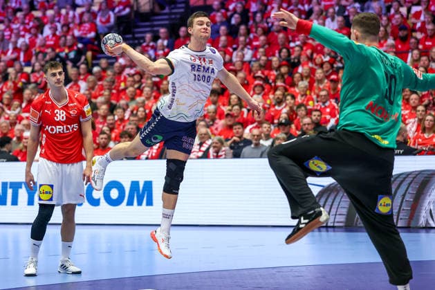 28.01.2026, Handball, Men s EHF EURO 2026, Dänemark - Norwegen, Jyske Bank Boxen in Herning, Dänemark, Main Round: Petter overby (Norway 11) wirft den Ball auf das Tor Kevin Moller (Denmark 20) Dänemark