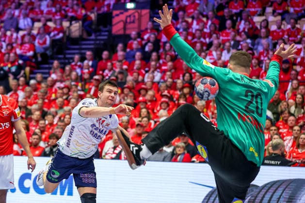 28.01.2026, Handball, Men s EHF EURO 2026, Dänemark - Norwegen, Jyske Bank Boxen in Herning, Dänemark, Main Round: Petter overby (Norway 11) wirft den Ball auf das Tor Kevin Moller (Denmark 20) Dänemark