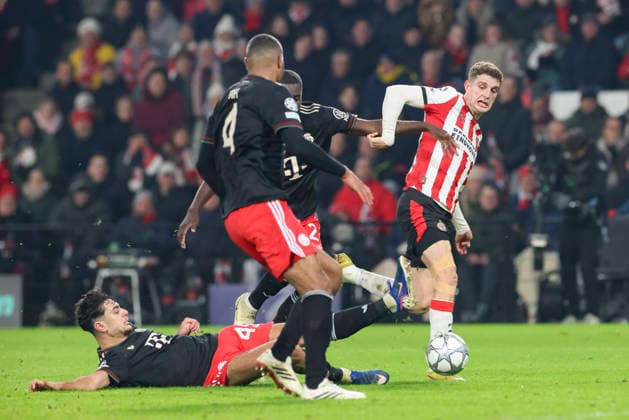 Aleksandar Pavlovic (FC Bayern München), Jonathan Tah (FC Bayern Muenchen), Dayot Upamecano (FC Bayern Muenchen) und Guus Til (PSV Eindhoven) kaempfen um den Ball, UEFA Champions League 2025 26 League Phase MD8, PSV Eindhoven v FC Bayern München, PSV Stadion am 28. January 2026 in Eindhoven, Niederlande. (Foto von Marco Steinbrenner DeFodi Images) Aleksandar Pavlovic (FC Bayern München), Jonathan Tah (FC Bayern Muenchen), Dayot Upamecano (FC Bayern Muenchen) und Guus Til (PSV Eindhoven) battle for the ball, UEFA Champions League 2025 26 League Phase MD8, PSV Eindhoven v FC Bayern München, PSV Stadion, January 28, 2026 in Eindhoven, Netherlands. (Photo by Marco Steinbrenner DeFodi Images) -
