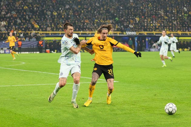 Zweikampf zwischen Fabio Silva (Borussia Dortmund) und Francesco Acerbi (Inter Mailand) GER, Borussia Dortmund gegen Inter Mailand, Fussball, Champions League, 8.Spieltag, Spielzeit 2025 2026, 28.01.2026 DFL REGULATIONS PROHIBIT ANY USE OF PHOTOGRAPHS AS IMAGE SEQUENCES AND OR QUASI-VIDEO GER, Borussia Dortmund gegen Inter Mailand, Fussball, Champions League, 8.Spieltag, Spielzeit 2025 2026, 28.01.2026 Dortmund Copyright: xEibner-Pressefoto FrankxZeisingx EP_FZG
