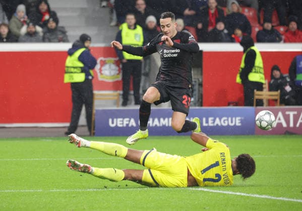 Lucas Vazquez (B04) springt über Renato Veiga (VIL), UEFA Champions League, 8. Spieltag, Bayer 04 Leverkusen vs FC Villarreal, Bayarena Leverkusen, Deutschland, 28.01.2026.