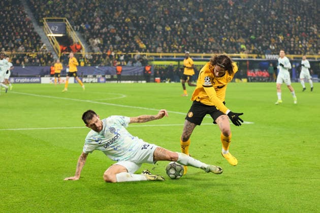 Zweikampf zwischen Fabio Silva (Borussia Dortmund) und Francesco Acerbi (Inter Mailand) GER, Borussia Dortmund gegen Inter Mailand, Fussball, Champions League, 8.Spieltag, Spielzeit 2025 2026, 28.01.2026 DFL REGULATIONS PROHIBIT ANY USE OF PHOTOGRAPHS AS IMAGE SEQUENCES AND OR QUASI-VIDEO GER, Borussia Dortmund gegen Inter Mailand, Fussball, Champions League, 8.Spieltag, Spielzeit 2025 2026, 28.01.2026 Dortmund Copyright: xEibner-Pressefoto FrankxZeisingx EP_FZG