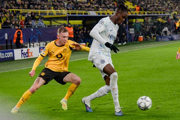 v. li. im Zweikampf Maximilian Beier (Dortmund 14) Yann Bisseck (Inter 31) 28.01.2026 Fussball, Champions League, Borussia Dortmund vs Inter Mailand , Signal Iduna Park, Dortmund,